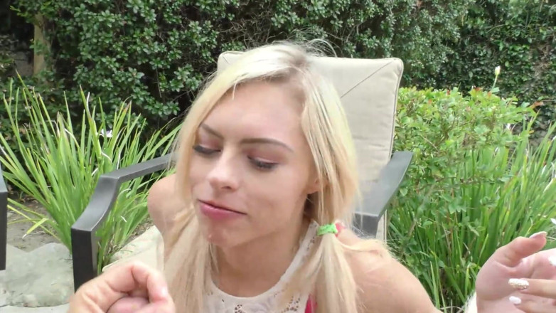 Blazing Teens: Nedbalý deepthroat kapající sliny po protažení vibrátoru