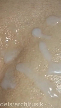 La Poule Mouillée Femboy Excitée a Fait Un Gâchis Avec Du Sperme Chaud Dans Son Cul!