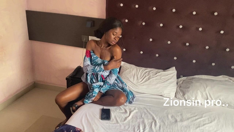 Zion: Černá ebenová holka striptýz