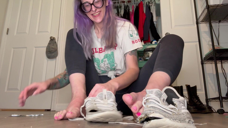 Peppermint Giantess: Distrugând dimensiunea 9-10 pantofi pentru a se potrivi dimensiunea 16 picioare