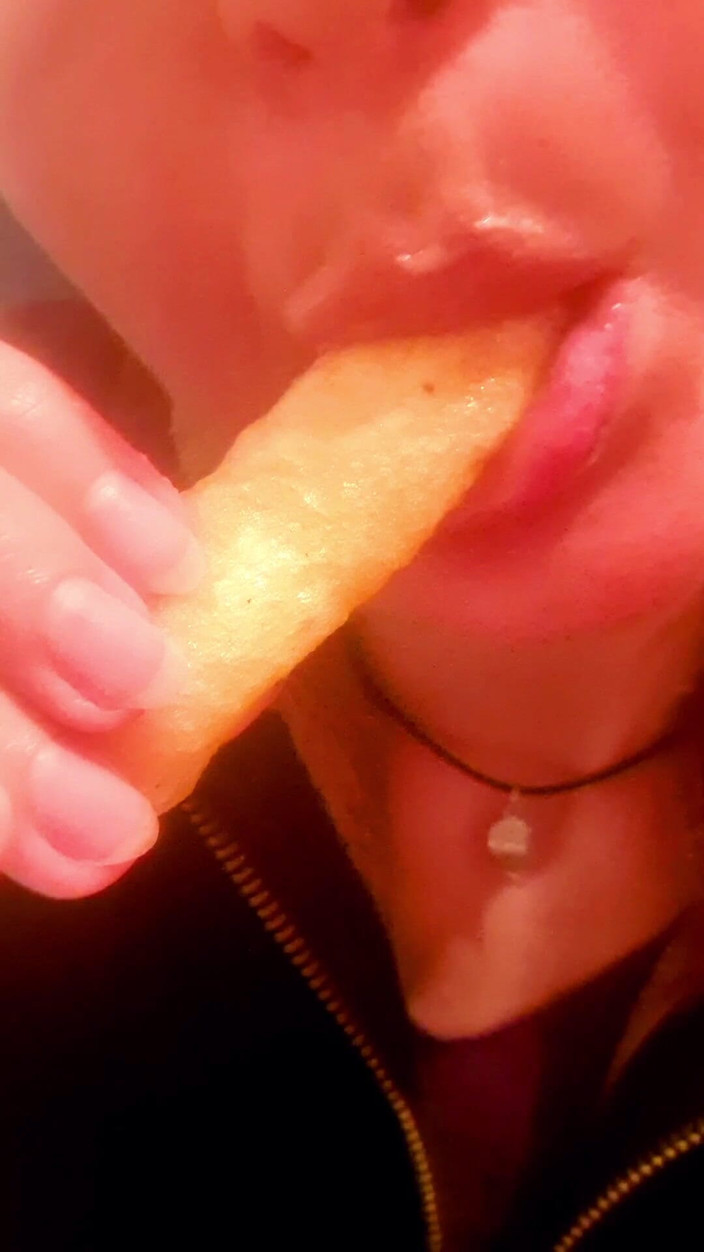 Ana Liz: Perverzní dívka saje brambory