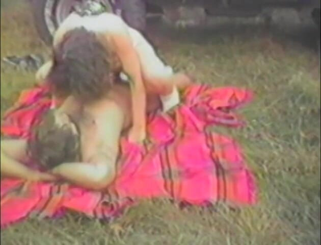 Homegrown Wives: Małe cycki brunetka ruchają się z jej dildo