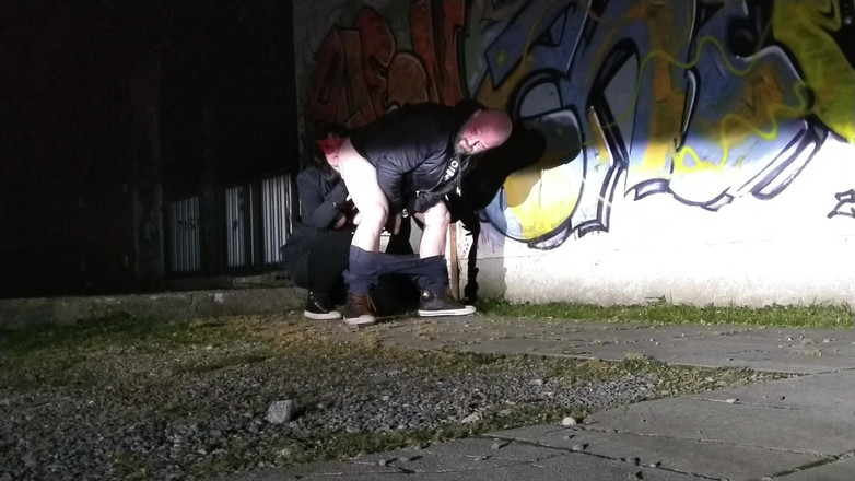 Toilet Mommy: आउटडोर एक्सपोजर लड़की लड़के की गांड चाटती है