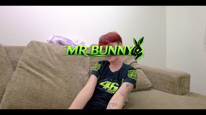 Mrbunny: Mon ami non binaire était triste, alors je l’ai complètement sucé...