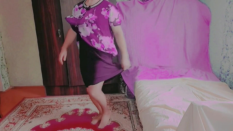 Kitty_Cross: Sevimli kadın egemenliği yumuşak ışıkların altında eteğini hafifçe kaldırıyor