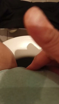 Mijn natte geile kinky poesje door mijn slipje wrijven, terwijl mijn kamergenoot het eten klaarmaakt