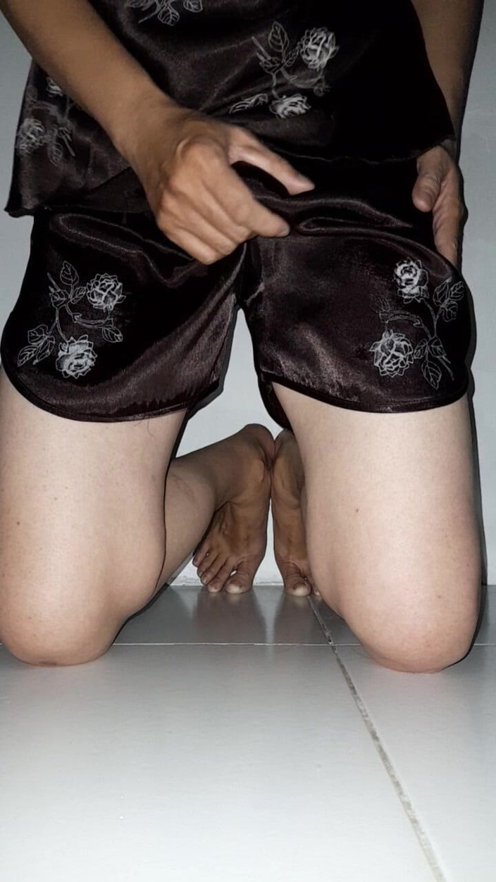 Naomisinka: Crossdresser cum vestindo cetim seda