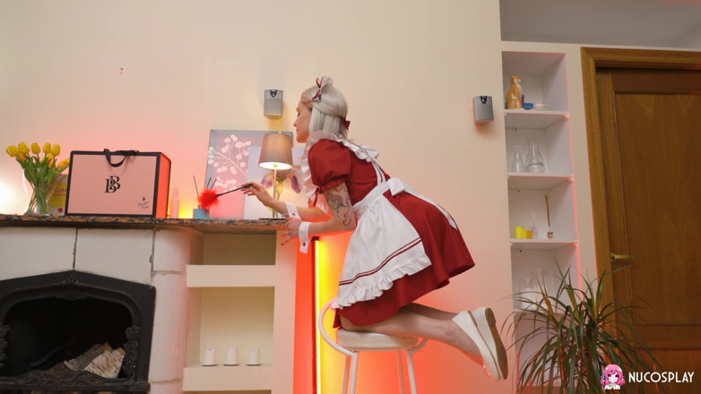 Nu Cosplay: Krásná služka Ally Horny lechtá její kundičku pointy robertkem