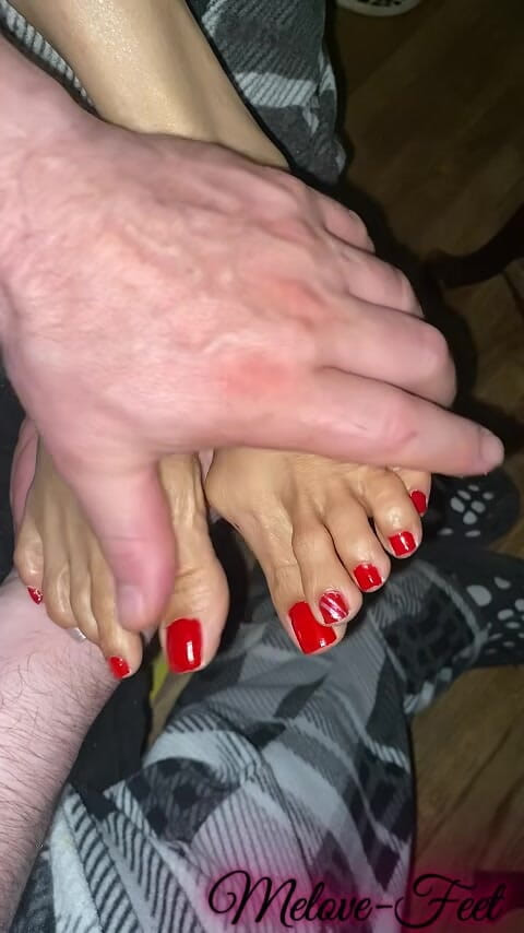 Naelor: Naelor dando a Melove uma bela massagem no pé