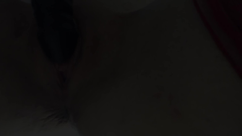 Zetration: Güzel bir esmer siyah dildoyla zevk alırken inliyor!