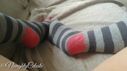 NaughtyCeleste: Selbstbefriedigung bis zum orgasmus und dabei socken zu tragen