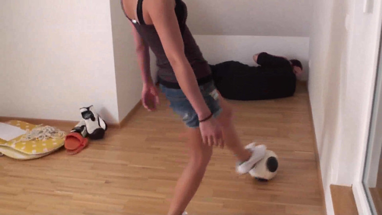Femdom Austria: Fußballspiel mit einer sklavin