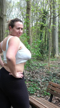 Chlapec Svádí německou baculatou zralou Kathy Deep, aby mu sála ptáka na veřejném místě