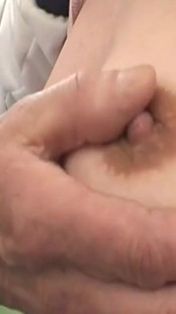 체육관에서 마른 창녀의 떨어지는 보지를 핥는 미시 코치 손가락과 핥기