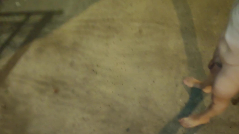 Dan Eagle: Doccia di piscio nuda per strada