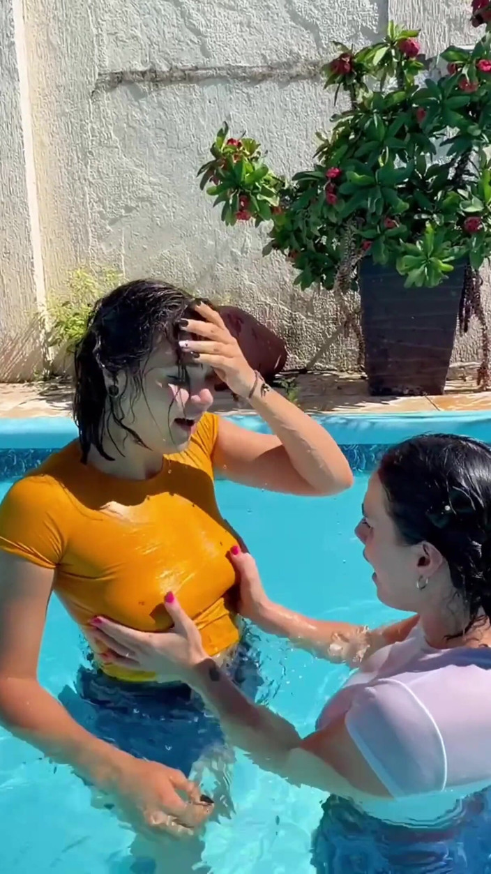 April BigAss: Kinky Mary Osa Me in Piscina - Provocante Lesbiche Bagnate E...