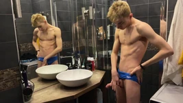 Masturbujte ve sprše v plavkách