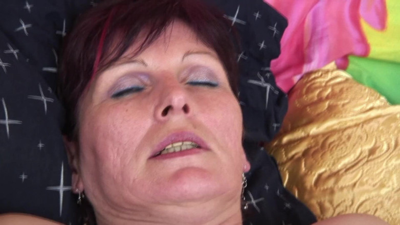 LetsGoEroticOnly: Milf si masturba con un dildo e scopa selvaggiamente un...