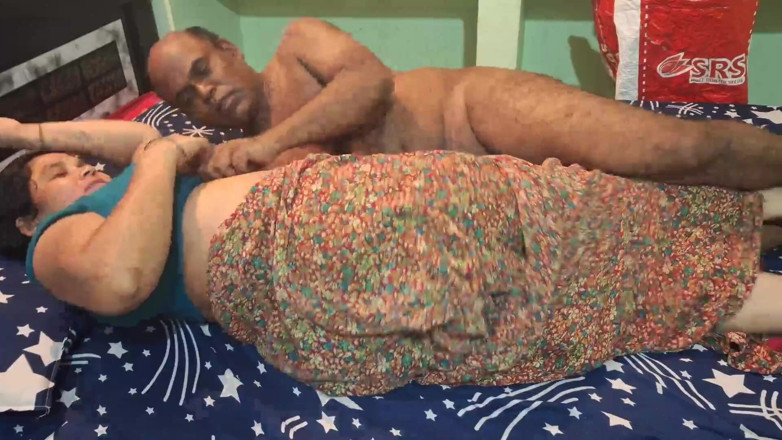 Sexy sindu: Desi Hot Wife Sex in Sari in Bed