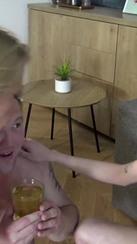 Nikki公主和macarena Facesit a Loser