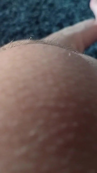 Des jambes poilues taquinent tous tes sens
