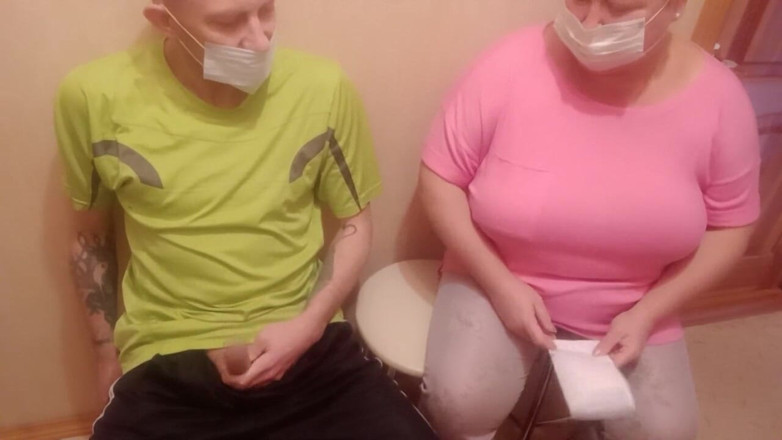 Zona901: A woman jerks off my cock in the waiting room