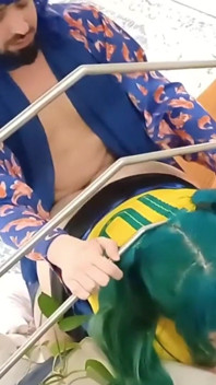 Braziliaanse Miku komt vast te zitten op de trap en Kaito geeft haar meer dan een hand