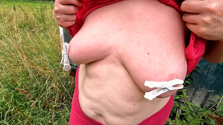 Bouncy Tits Action: Antrenament în aer liber pentru țâțe - dur