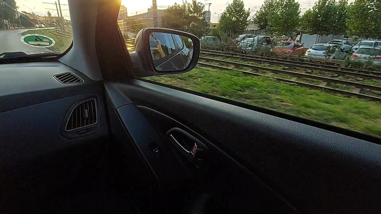Step Mommy: エッチな継母が義理の息子の前の車の中でマンコをこすります