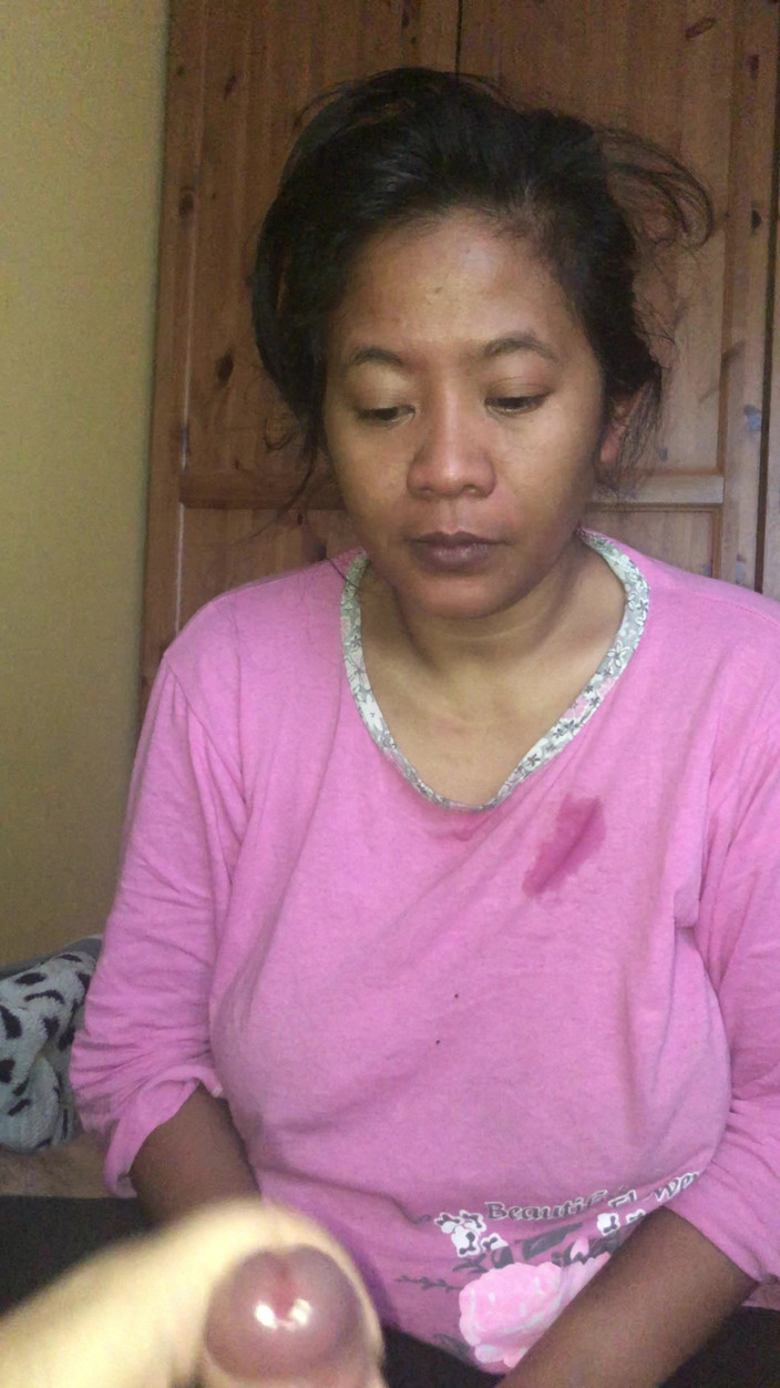 Megacute9999: Индонезийская шлюха сосёт член и получает огромную сперму в рот