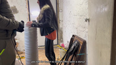 Frintteza: 継母は予期せず、継息子の建設作業員を吸いますか?!彼は口の中に射精します