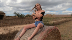 Porno Cloud: 금발 소녀는 짚밭 위를 손가락으로 만진다