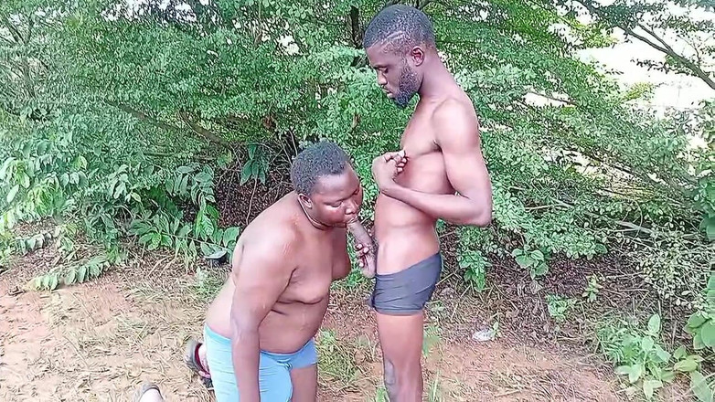 Sexydaddy: Gordinha ajoelhada e dado boquete ao ar livre