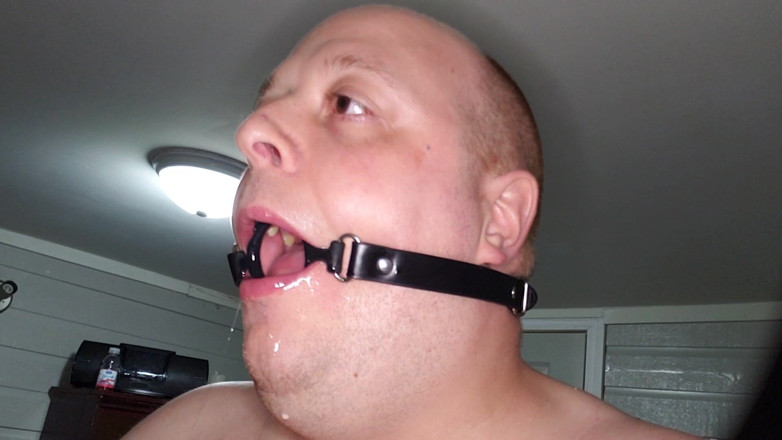 Charlieboy69: Deepthroating en 7 tum dildo med mun gag ring