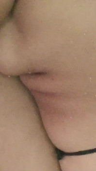 젖탱이를 빨아대는 바비