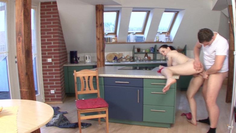 Deutsche Madchen: Zrzka německá nevlastní sestra tvrdě šuká v kuchyni