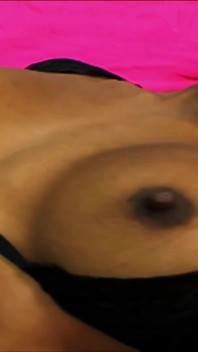 Puta de ébano de grandes tetas Miley Mei Dior come coño y culo follado antes de corrida en las tetas