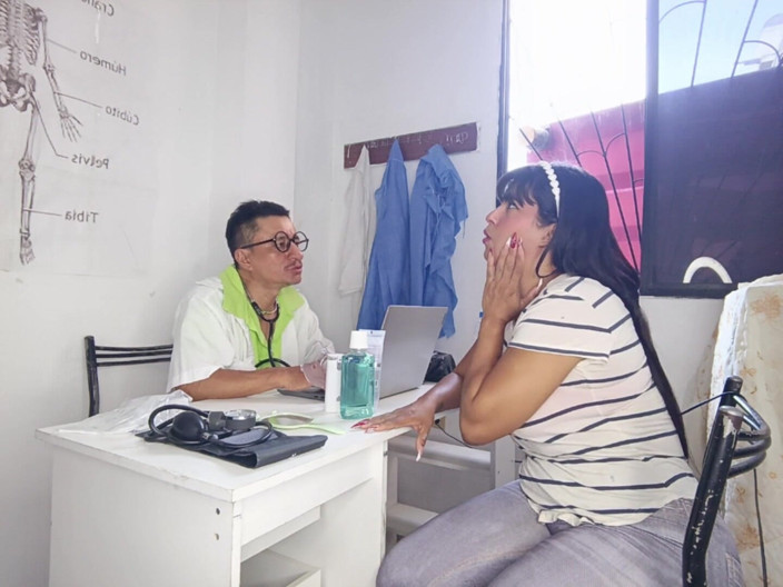 Lady: Doctor se folla a hermosa tetona y a su hijastra...