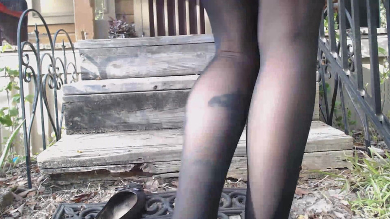 PandoraSG: 在公寓的楼梯上的户外脚踩踏