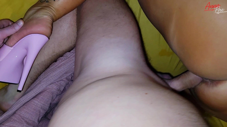 Anna Fire: Memeluk ibu tiri yang sakit dalam kasut tumit tinggi