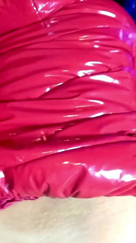 Red Glossy Downjacket POV. Fumar, estilo cachorrinho e dupla porra na minha jaqueta
