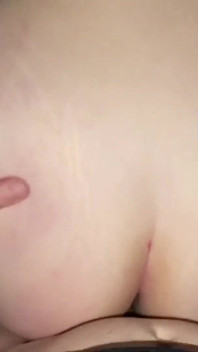 Une grosse MILF pulpeuse à gros cul se fait baiser en levrette avec éjaculation sur le cul