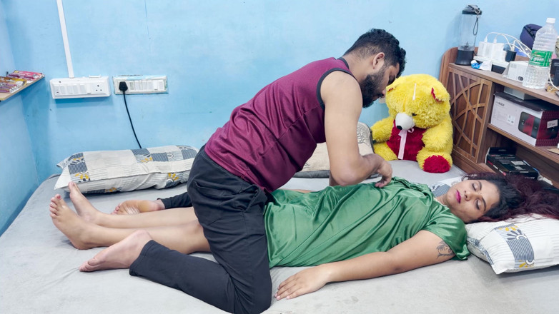 Vaigavarun45: Mallu girl kroppsmassage och hårt knull i sovrummet medan masserar...