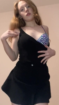 Striptis si rambut merah, kurus, mungilku dengan rok hitam