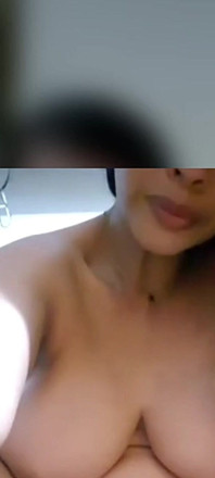 La mia sorellastra si masturba con i suoi giocattoli fino a quando non schizza