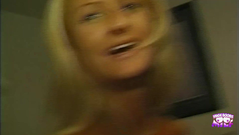 Huge Boobs MILF: 大きな戦利品ブロンドのタチアナ・クッシュは、彼の熱い負荷を飲み込む前に、喜びで彼のコックに乗ります