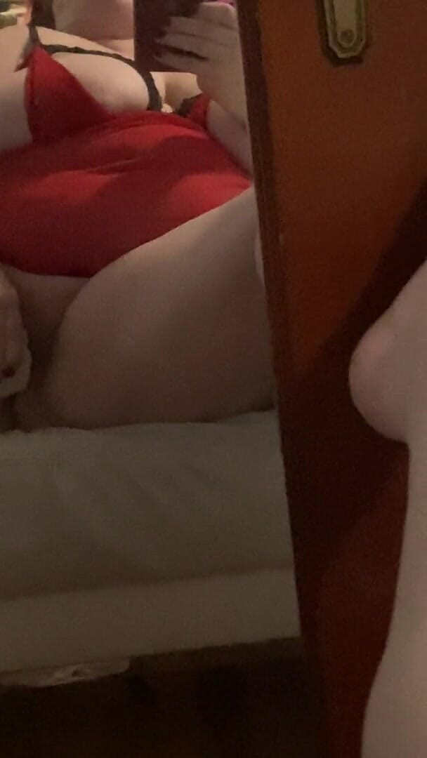 Rose Westt Studios: Gordinha chupa e fode vibrador no espelho