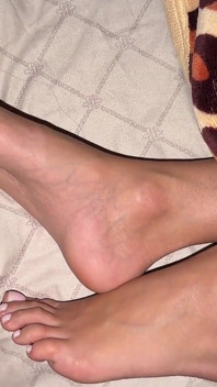 Adoro Quando Lui Viene Sui Miei Piedi Mentre Io Sono a Riposo