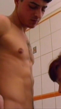 Une MILF baise dans la salle de bain