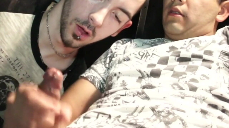 AMATOR BAREBACK FRENCH STUDIO: Bukkake amateur con twinks gay chupando todos sus amigos al...